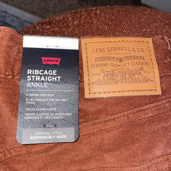 Levi Women’s Jeans NWT - Picture 2 of 4